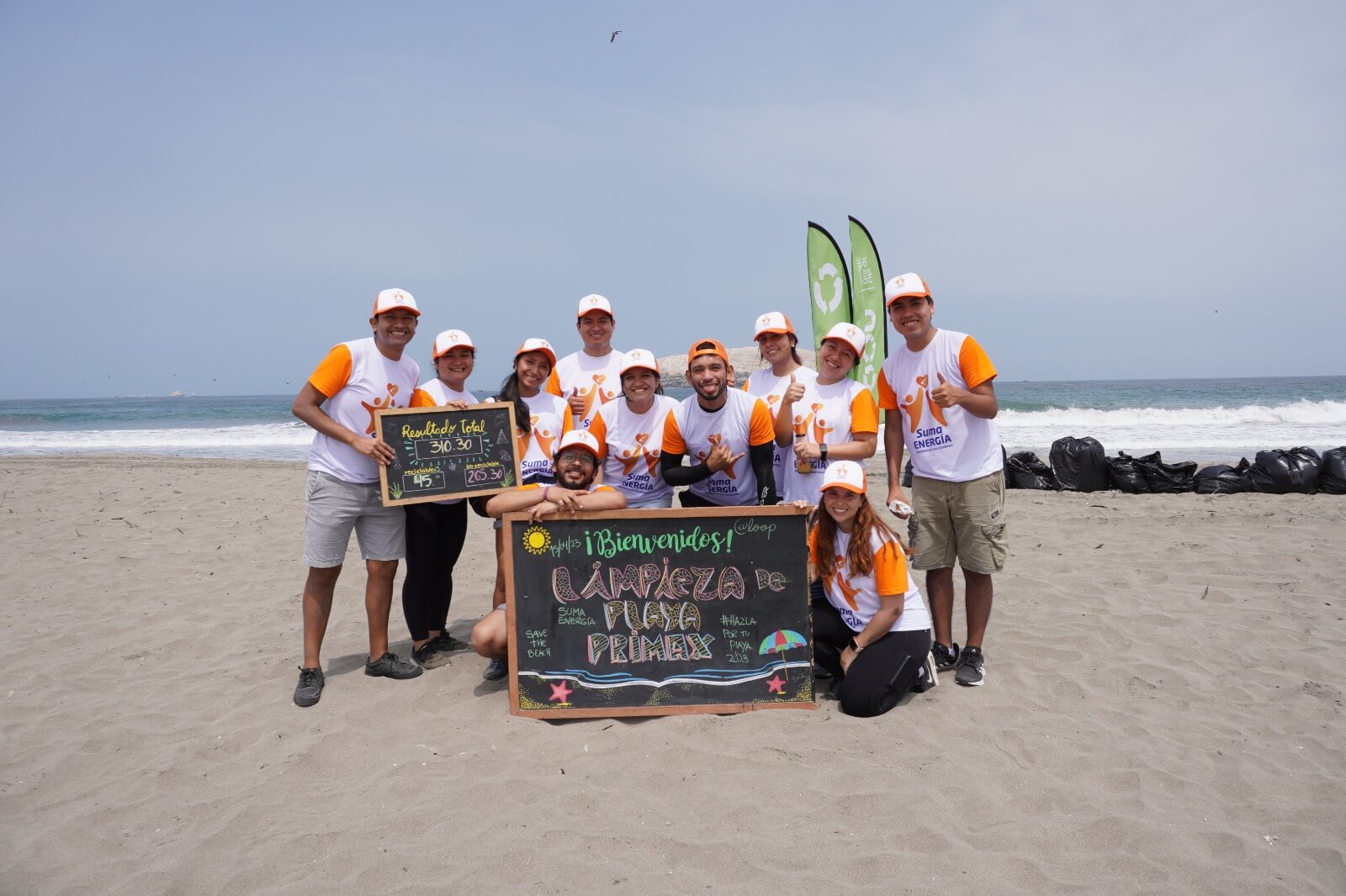 Colaboradores voluntarios de PRIMAX limpian la playa San Pedro en Lurín