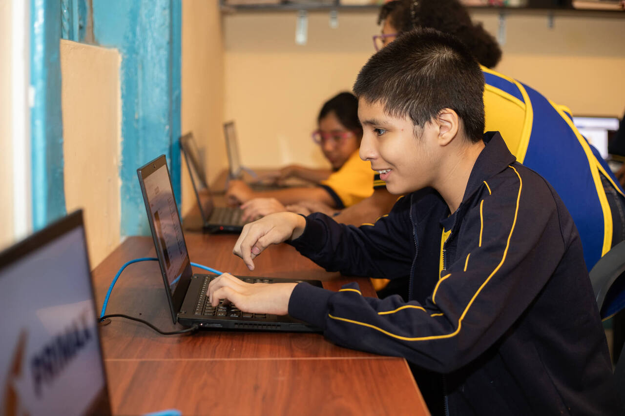 Educación digital inclusiva: Más de 100 estudiantes del CEBE Corazón de María de Magdalena se benefician con laboratorio de cómputo donado por Primax